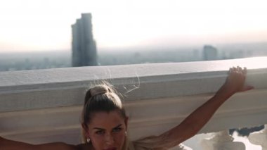 Güzel Model Balustrade 'da Şehrin Üzerinde Çömeliyor
