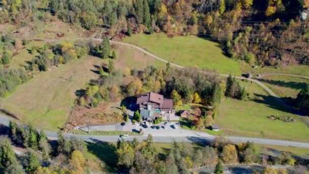 Drone Volo sopra edifici vicino Klammsee serbatoio in autunno — Video Stock