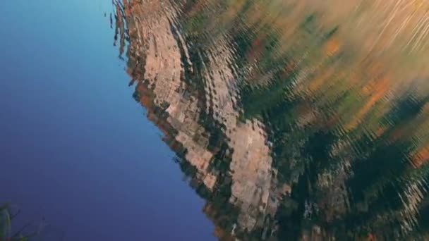 Montañas cubiertas de árboles reflejadas en el embalse de Klammsee en otoño — Vídeos de Stock