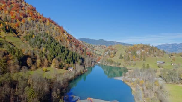 Vuelo de drones sobre el embalse de Klammsee en otoño — Vídeos de Stock