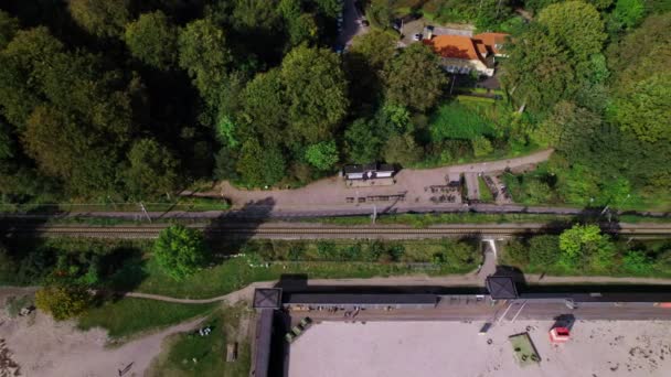 Drone Over Sea and Train Track obok bujnego, miejskiego lasu — Wideo stockowe