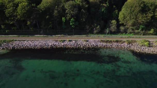 Drone verso treno pista con ciclisti da foresta — Video Stock