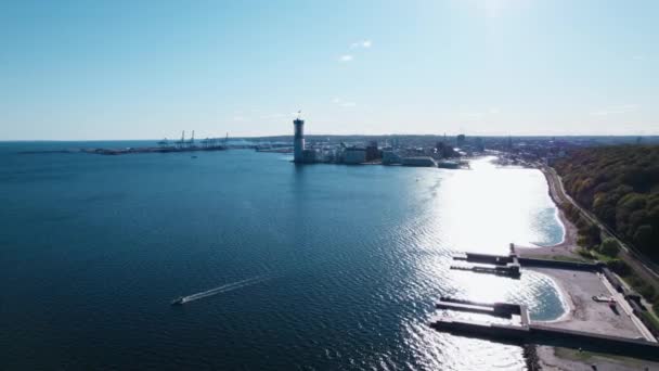 无人机与森林、海滩和港口一起飞越海岸线 — 图库视频影像