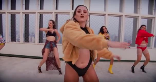 Все девушки танцуют на крыльце вместе — стоковое видео