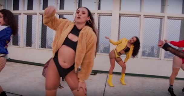 Alle Mädchen tanzen auf dem Dach — Stockvideo
