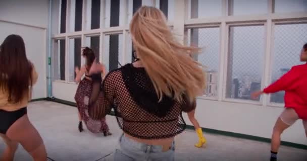 Weibliche Tanzcrew tritt auf dem Dach auf — Stockvideo