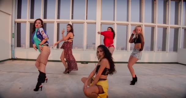 All Girl Dance Crew che si esibisce sul tetto — Video Stock