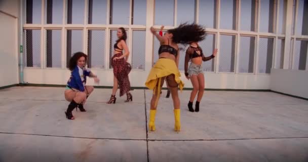 Tüm Kız Dans Ekibi Çatıda Birlikte Gösteri Yapıyor — Stok video