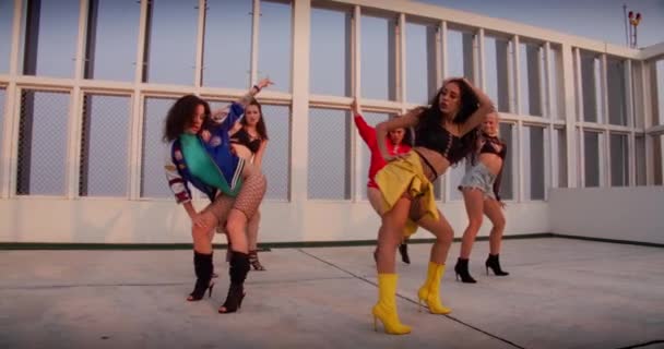 Alle meisje dans bemanning uitvoeren op het dak samen — Stockvideo
