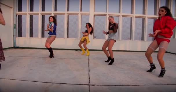 Все девушки танцуют на крыльце вместе — стоковое видео