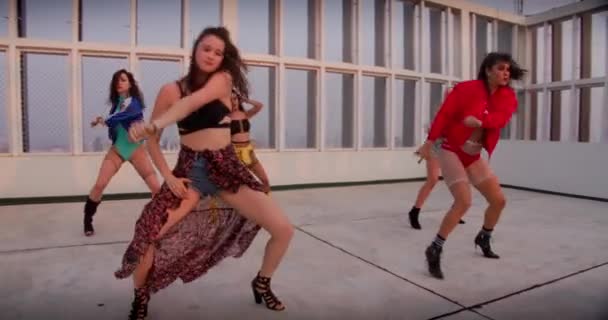 Wszystkie dziewczyny Dance Crew występujące na dachu razem — Wideo stockowe