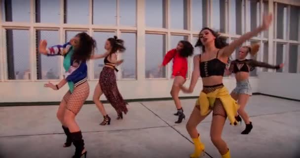 Alle meisje dans bemanning uitvoeren op het dak — Stockvideo