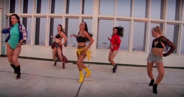 All Girl Dance Crew Performing Rutine On Rooftop — Stock video