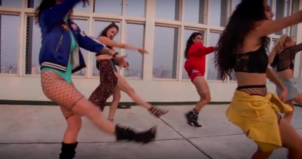 Vrouwelijke dansgroep die optreedt op het dak — Stockvideo