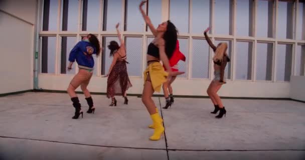 屋上でパフォーマンスするすべての女の子ダンスクルー — ストック動画