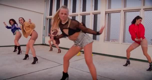 屋上でパフォーマンスするすべての女の子ダンスクルー — ストック動画