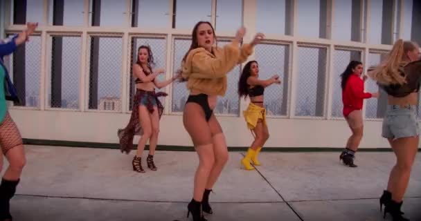 Wszystkie dziewczyny Dance Crew występujące na dachu razem — Wideo stockowe