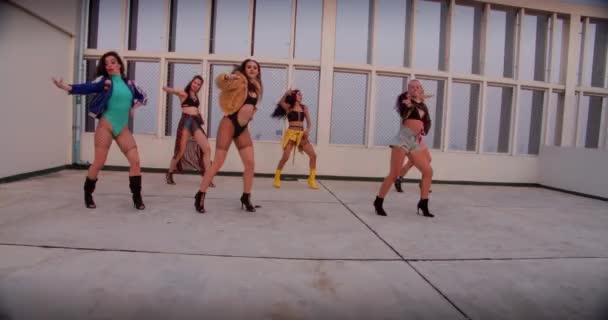 Alle meisje dans bemanning uitvoeren op het dak — Stockvideo