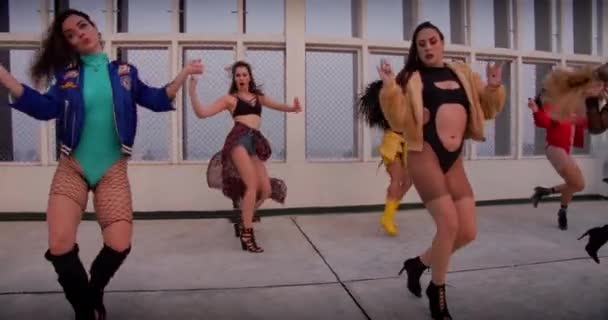 Mladé ženy taneční posádka vystupování na střeše — Stock video