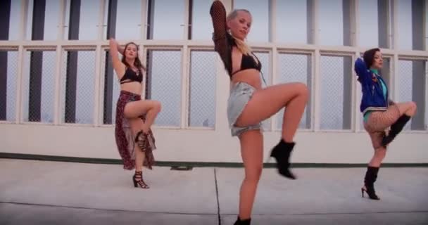All Girl Dance Crew che si esibisce sul tetto — Video Stock