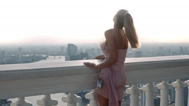 Vacker modell lutar på Balustrade över staden — Stockvideo