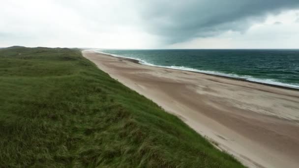Drone sobre hierba y arena playa de la costa de Jutlandia con horizonte — Vídeo de stock