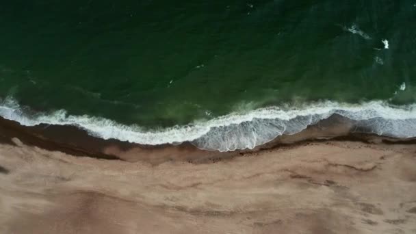 Drone sobre surf e ondas na costa da praia da Jutlândia — Vídeo de Stock