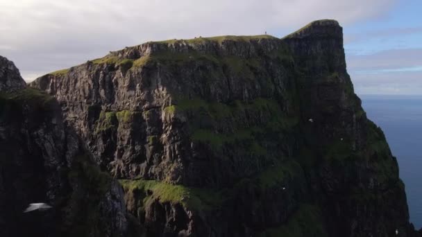 Drone Towards The High Sea Cliff, Beinisvord — Stock video