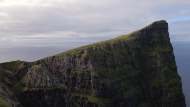 Drone Of High Sea Cliff, Beinisvord — Stok Video