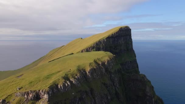 Drone desde el acantilado de alta mar, Beinisvord — Vídeo de stock