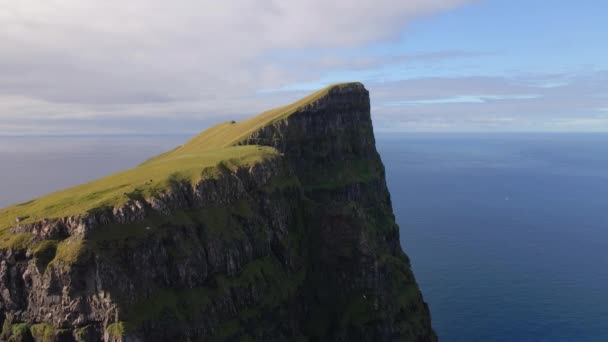 Drone Of Grass Peak Of High Sea Cliff, Beinisvord — Stock video