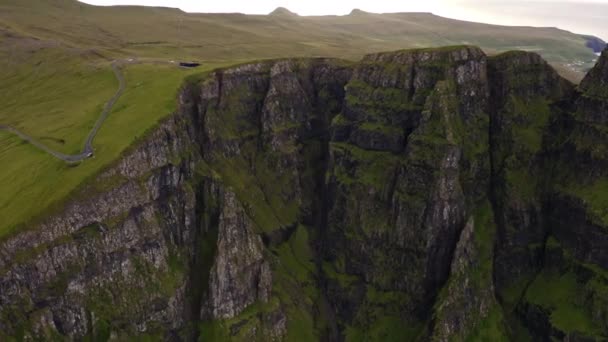 Drone desde el acantilado de alta mar, Beinisvord — Vídeo de stock