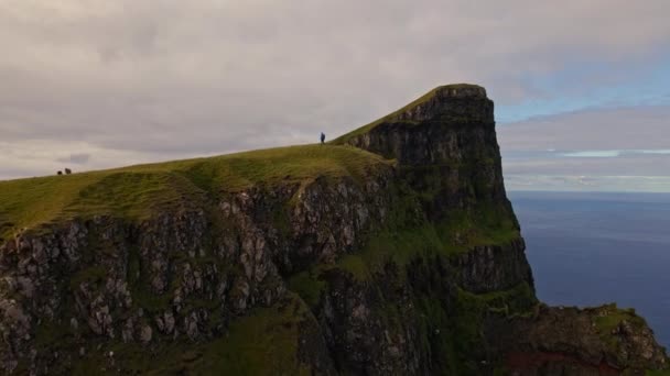 Drone richting High Sea Cliff, Beinisvord — Stockvideo