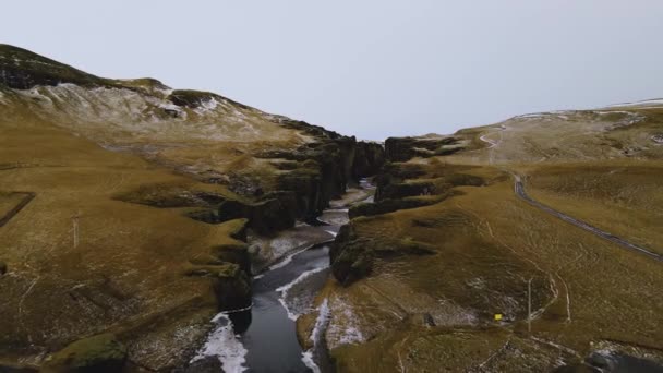 Manzara ve Fjaorargljufur Kanyonu üzerinde İHA Uçuşu — Stok video