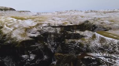 Manzara ve Fjaorargljufur Kanyonu üzerinde İHA Uçuşu