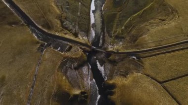 Manzara ve Fjaorargljufur Kanyonu üzerinde İHA Uçuşu