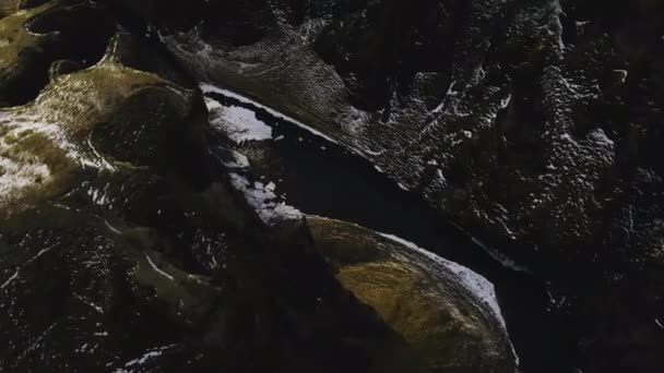Vuelo en avión no tripulado sobre el cañón de Fjaorargljufur con río — Vídeos de Stock