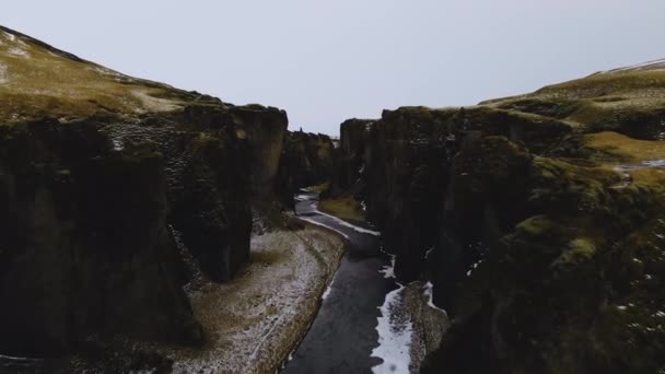 Lot dronem nad krajobrazem i kanionem Fjaorargljufur — Wideo stockowe