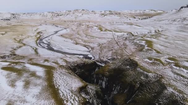 Vuelo de drones sobre el paisaje y el cañón de Fjaorargljufur — Vídeos de Stock