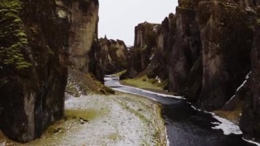 Fjaorargljufur Kanyonundaki Fjaora üzerinde İHA Uçuşu