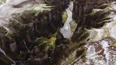 Manzara ve Fjaorargljufur Kanyonu üzerinde İHA Uçuşu