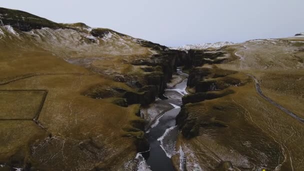 Drone vlucht over landschap en Fjaorargljufur Canyon — Stockvideo