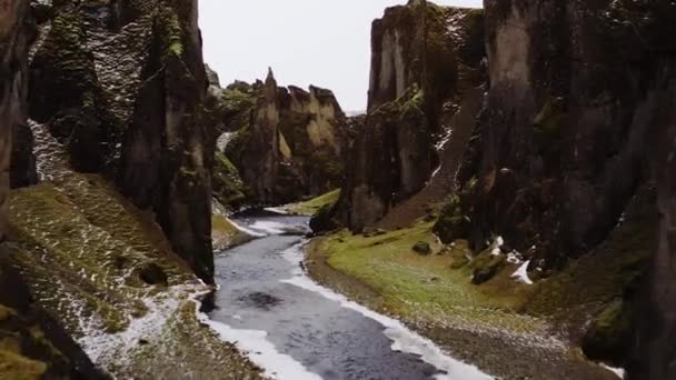 Κηφήνας Πτήση πάνω από Fjaora σε Fjaorargljufur Canyon — Αρχείο Βίντεο