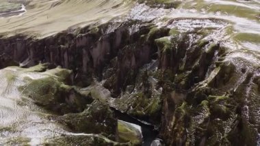 Manzara ve Fjaorargljufur Kanyonu üzerinde İHA Uçuşu