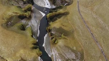 Manzara ve Fjaorargljufur Kanyonu üzerinde İHA Uçuşu