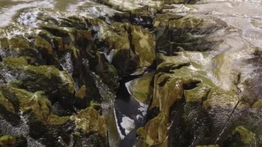 Fjaorargljufur Kanyonu ve Nehir üzerinde İHA Uçuşu