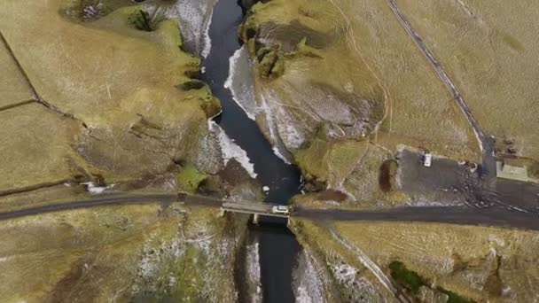 Let dronem nad krajinou a kaňonem Fjaorargljufur — Stock video