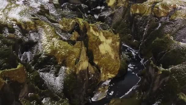 Voo de drone sobre Fjaorargljufur Canyon e River — Vídeo de Stock