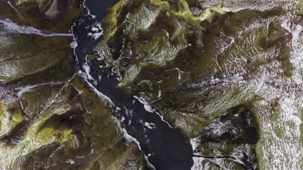 Vol de drone au-dessus du canyon de Fjaorargljufur et de la rivière Fjaora — Video