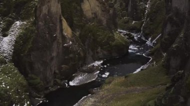Fjaorargljufur Kanyonu ve Karlı Manzara üzerindeki İHA Uçuşu